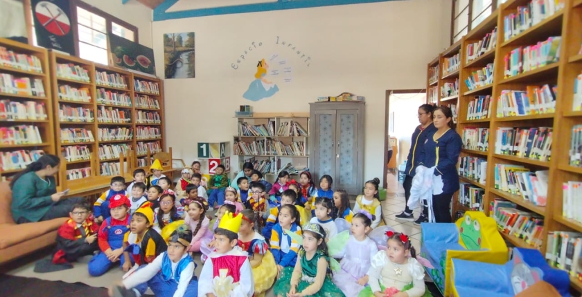 Los alumnos/as de Kínder visitaron la Biblioteca Municipal de Ovalle para celebrar el Día Internacional del Libro